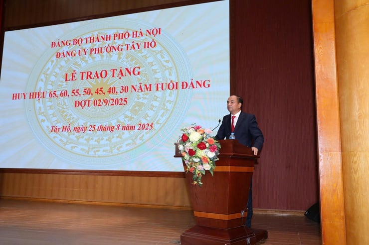 Đảng bộ phường Tây Hồ trao Huy hiệu Đảng đợt 02/9- Ảnh 4.