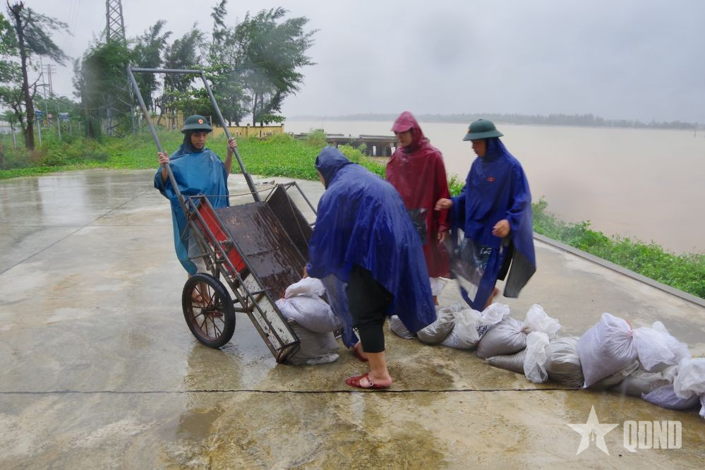 Les gardes-frontières de la province de Nghe An réagissent de manière proactive à la tempête n° 5