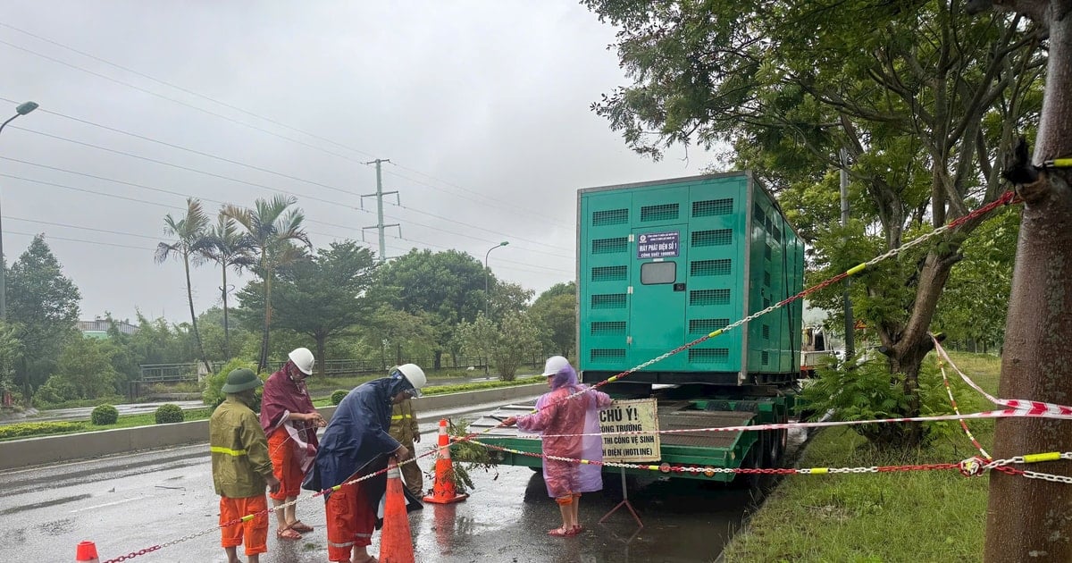 Die Nghe An Electricity Company bemüht sich, das Problem zu beheben, indem sie Hochleistungsgeneratoren an die Hochwasserpumpstation in Truong Vinh schickt.