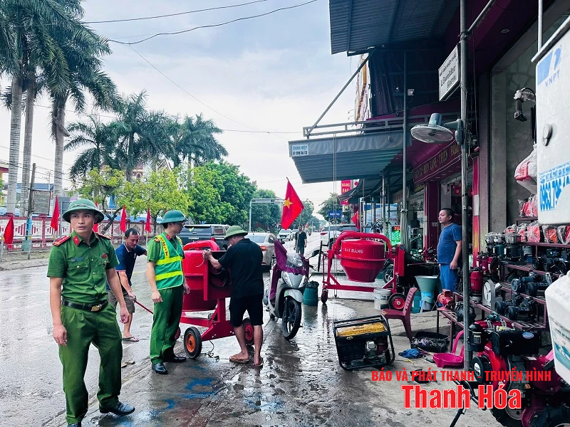 Organize tree pruning campaign, clear traffic safety corridor