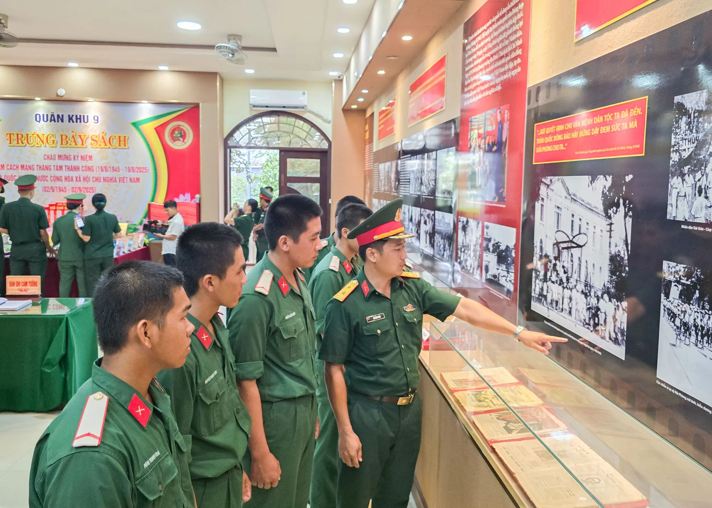 Pameran "Revolusi Agustus - Tonggak Sejarah"