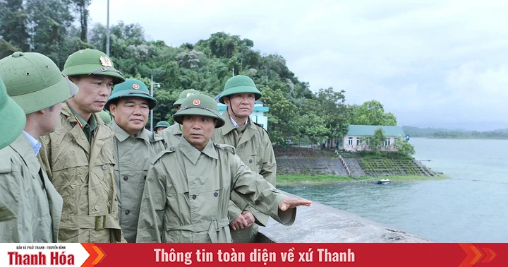El secretario provincial del Partido, Nguyen Doan Anh, inspeccionó la respuesta a la tormenta Nº 5, visitó y alentó a la gente a evacuar para evitar la tormenta.