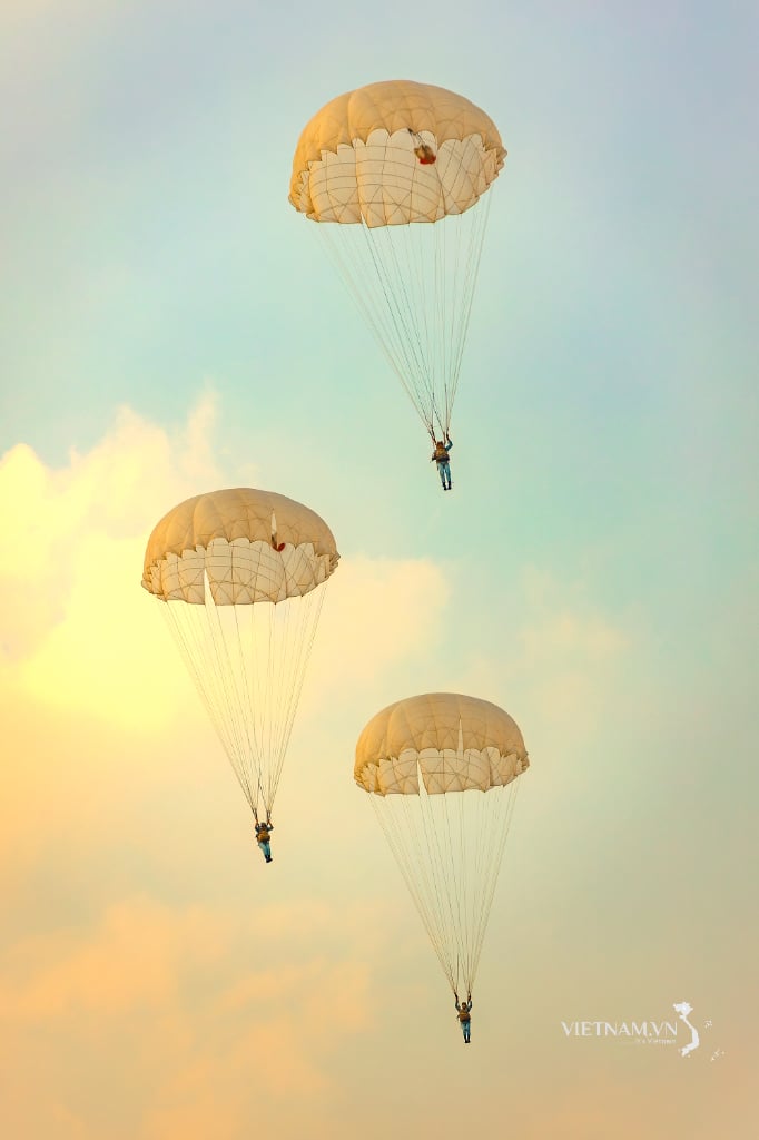 Regiment 910 - Offiziersschule der Luftwaffe übt Fallschirmtraining im Jahr 2025.jpeg