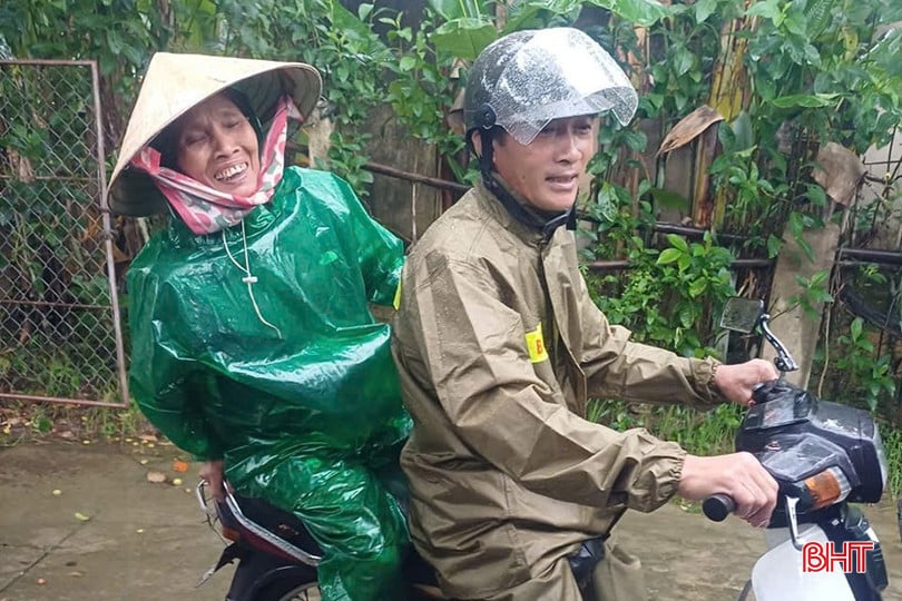 Người dân xã Tứ Mỹ được hỗ trợ sơ tán đến nơi an toàn.