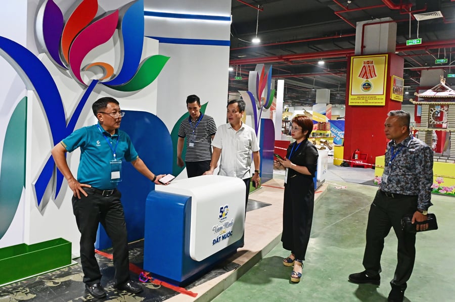Cục trưởng Nguyễn Trùng Khánh kiểm tra công tác chuẩn bị trưng bày Du lịch Văn hóa tại Triển lãm A80 - Ảnh 8.