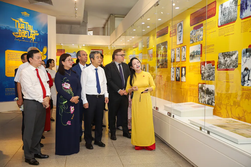 More than 200 precious artifacts are introduced at the exhibition 