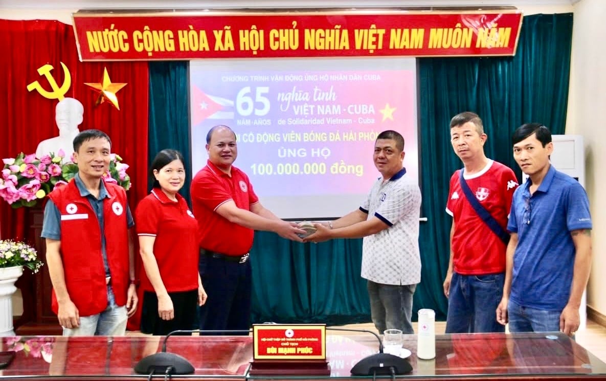 Hai Phong Football Supporters Association donates 100 million VND to support Cuban people