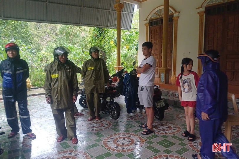 Tại xã Tứ Mỹ, nhằm đảm bảo an toàn cho người dân các vùng xung yếu dễ bị ngập lụt, sạt lở ở thôn Đình và Tháp Sơn, chính quyền địa phương đã khẩn trương sơ tán 41 hộ dân tới các địa điểm an toàn.