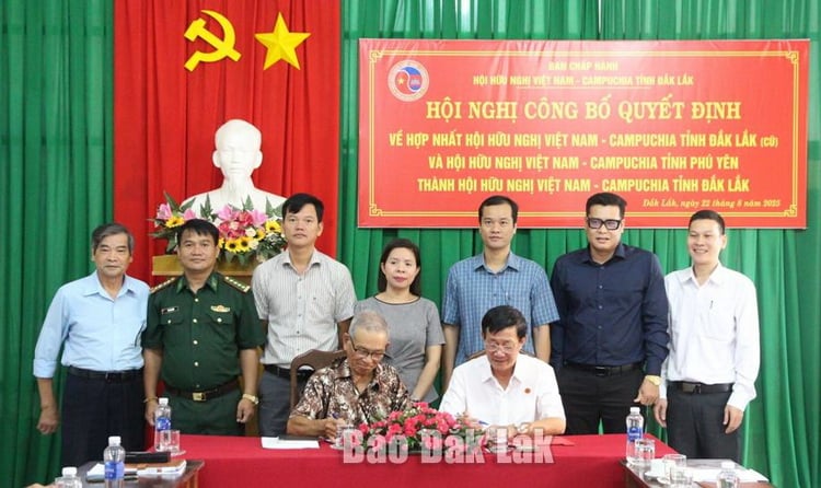 Merging Vietnam - Cambodia Friendship Association of Dak Lak province