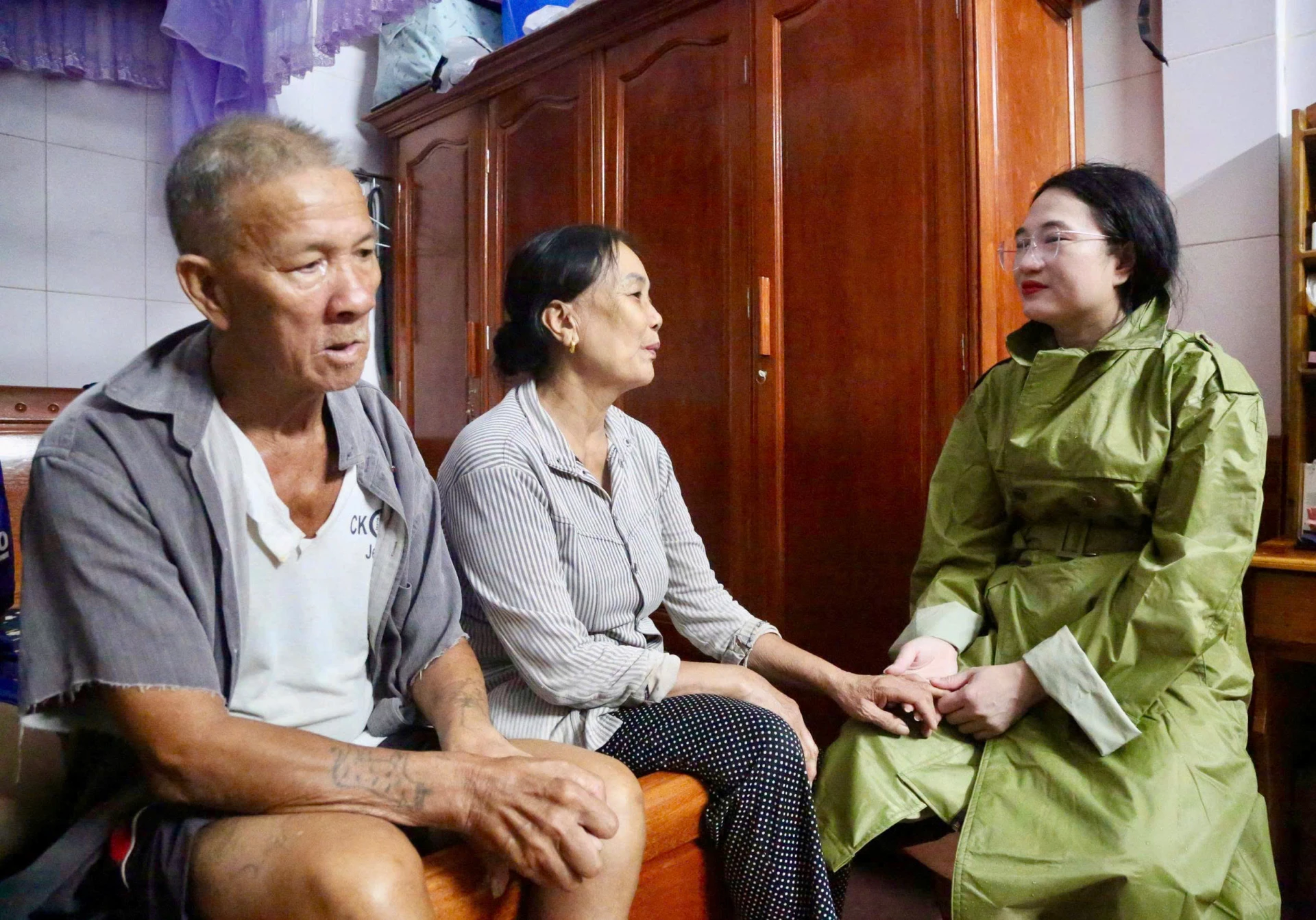 バクザン区の指導者らが訪問し、住民に安全な場所への移動を促した - 写真：M.D