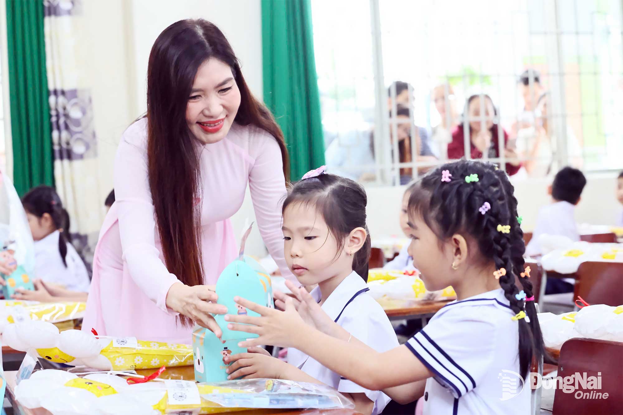 ក្រុមប្រឹក្សាភិបាលនៃសាលាបឋមសិក្សា Nguyen An Ninh បានចុះសួរសុខទុក្ខថ្នាក់នីមួយៗ ដើម្បីផ្តល់អំណោយដល់សិស្សានុសិស្សថ្នាក់ទី១។ រូបថត៖ Cong Nghia