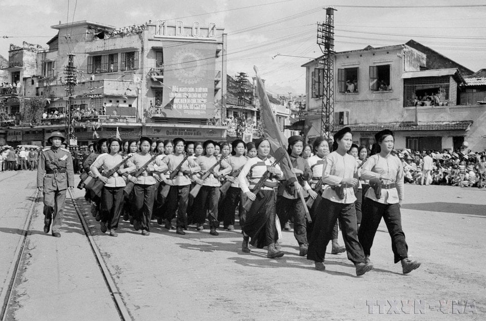 Các khối diễu hành trên các tuyến phố của Thủ đô trong sáng 2/9/1975. (Ảnh: TTXVN)