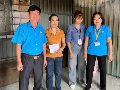 Visiting and giving gifts to the family of a worker whose house was burned down in Can Giuoc commune