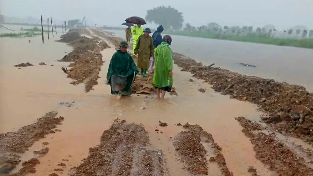 La résilience des digues du centre du Vietnam est fragile avant la tempête n°5