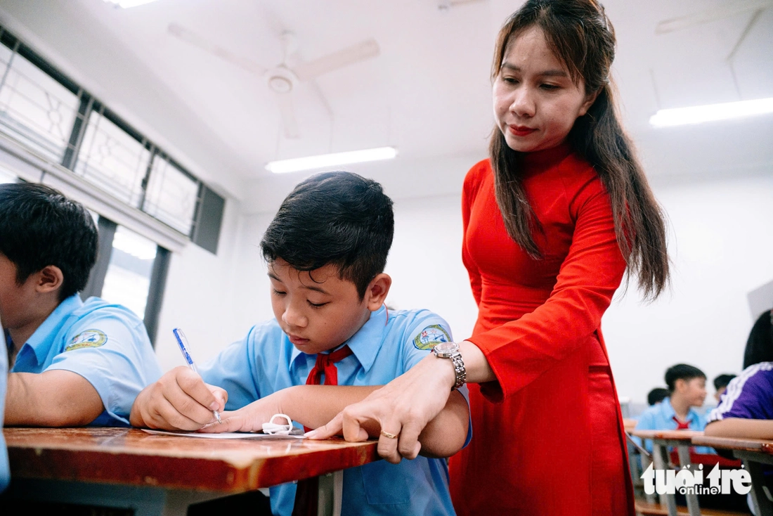 Sáng nay 25-8, học sinh TP.HCM háo hức tựu trường - Ảnh 6.
