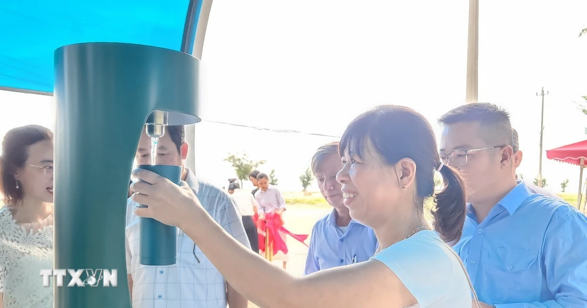 Huế ra mắt trạm nhà chờ và máy cấp nước uống miễn phí tại các bãi biển