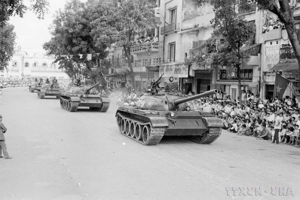 Khối xe tăng thiết giáp diễu hành trên các tuyến phố Thủ đô trong sáng 2/9/1975. (Ảnh: TTXVN)