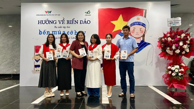 កវីនិងអ្នកកាសែត Huynh Mai Lien (ពាក់អាវពណ៌ស) ក្នុងពិធីសម្ភោធបណ្តុំកំណាព្យ 
