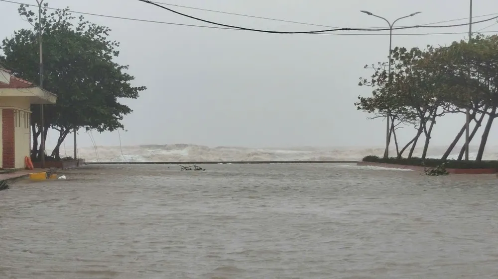北中部沿岸地域は、大雨、強風、高波を伴う嵐5号の影響を強く受けています。