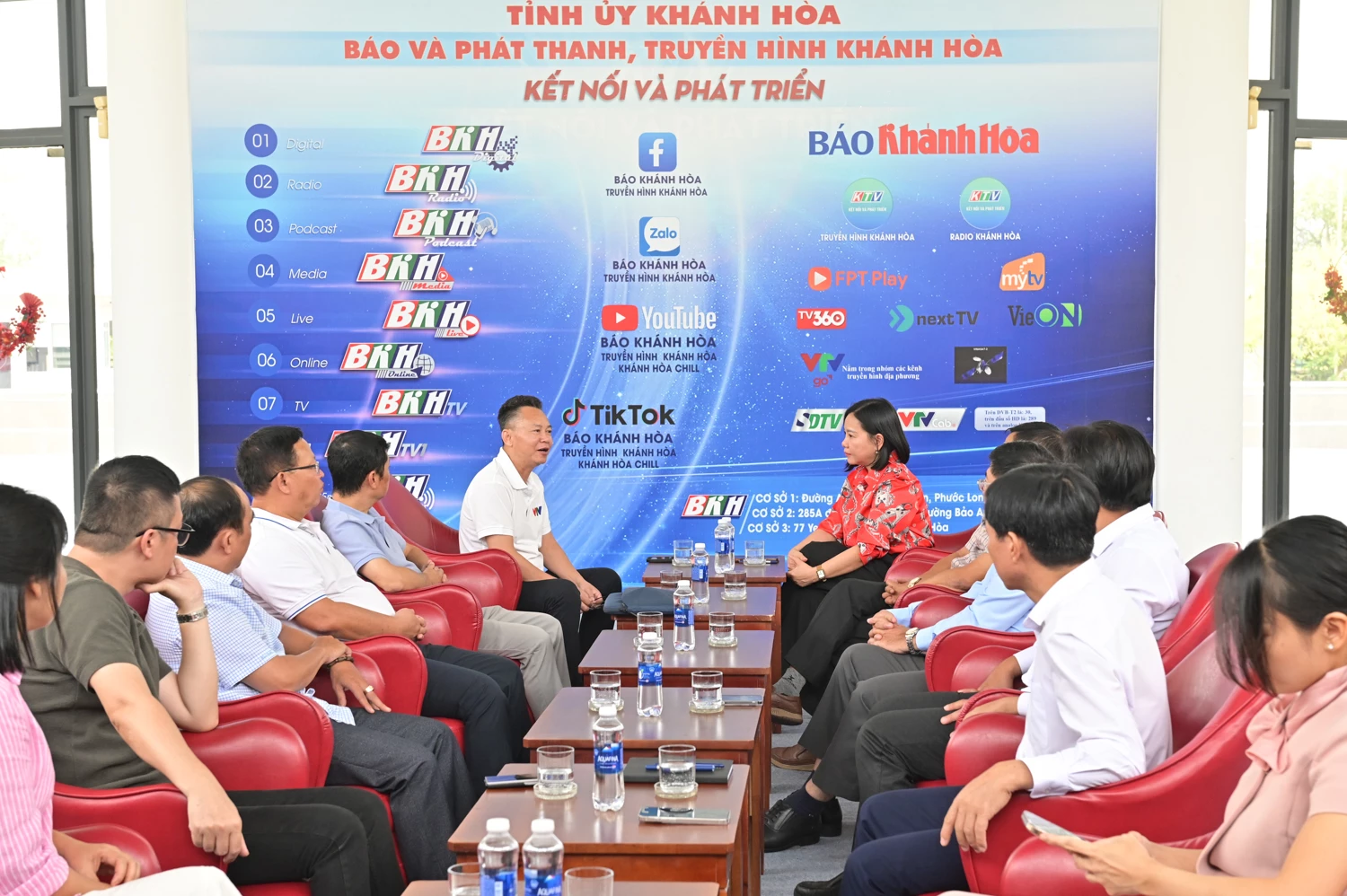 គណៈប្រតិភូ VTV8 បានធ្វើការជាមួយថ្នាក់ដឹកនាំកាសែត Khanh Hoa និងវិទ្យុ និងទូរទស្សន៍។