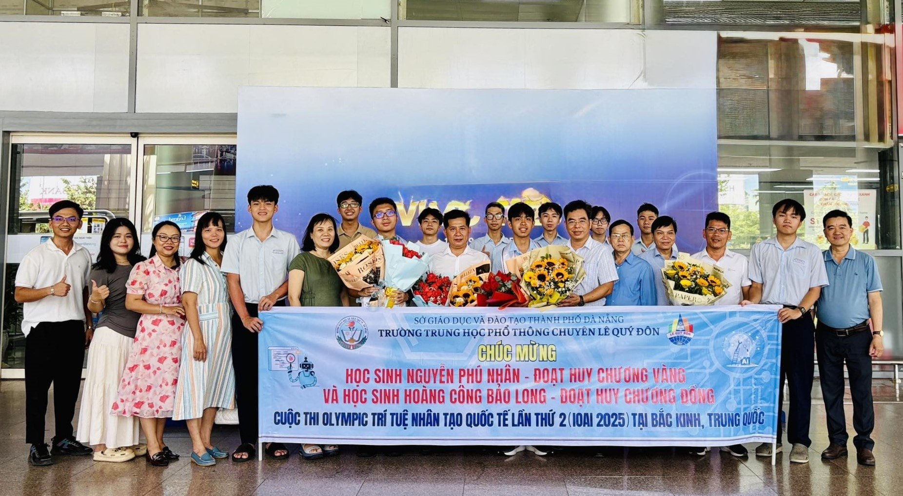 Thầy cô giáo Trường THPT chuyên Lê Quý Đôn và gia đình, bạn bè đón chúc mừng Phú Nhân và Bảo Long trở về từ Cuộc thi Olympic Trí tuệ nhân tạo quốc tế lần thứ 2 tại Trung Quốc. Ảnh: THU HÀ