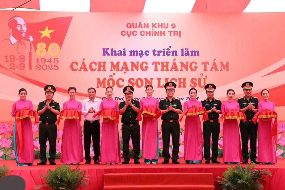 ការបើកការតាំងពិព័រណ៍ប្រធានបទ "បដិវត្តខែសីហា - ព្រឹត្តិការណ៍ប្រវត្តិសាស្ត្រ"