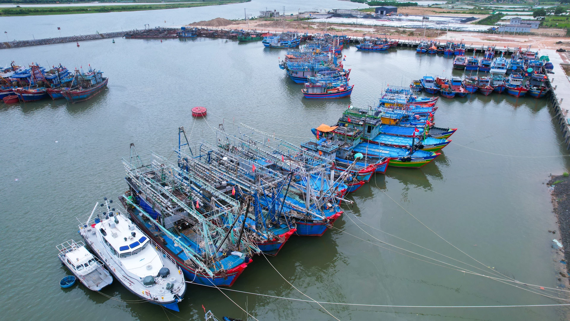 Many boats from other provinces came to take shelter from storm No. 5 at Bac Cua Viet Anchorage Area - Photo: L.T