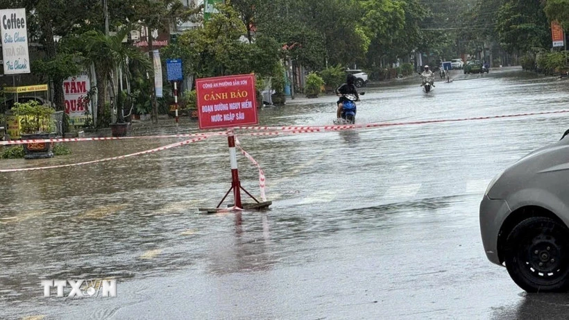 Los vehículos de carretera tienen prohibido ingresar al centro de la tormenta desde Thanh Hoa hasta Quang Tri.