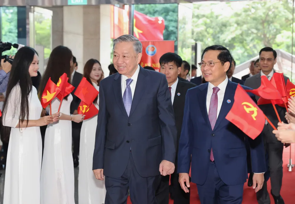 Tổng Bí thư Tô Lâm và các đại biểu tới dự Lễ kỷ niệm 80 năm thành lập ngành Ngoại giao Việt Nam, sáng 25-8. Ảnh: QUANG PHÚC