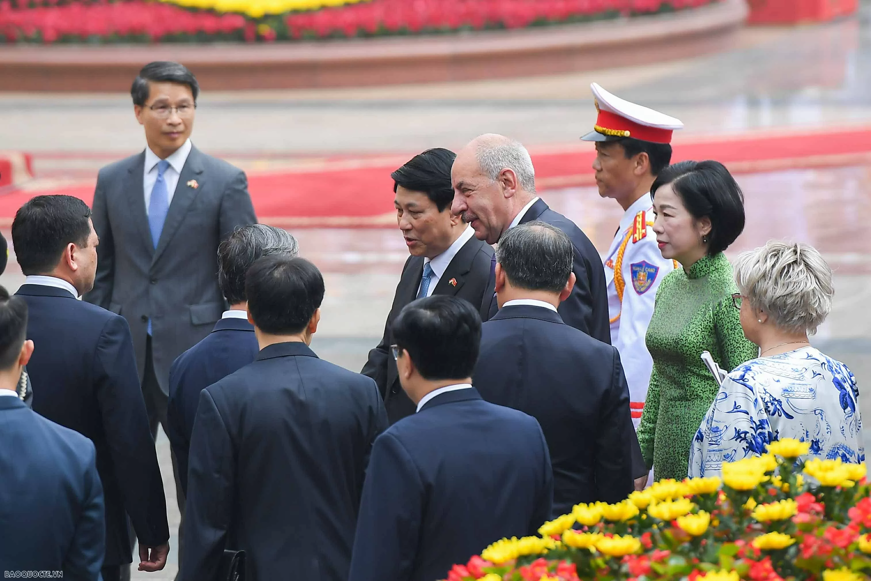 Sứ mệnh truyền tải và giải mã thông điệp đối ngoại