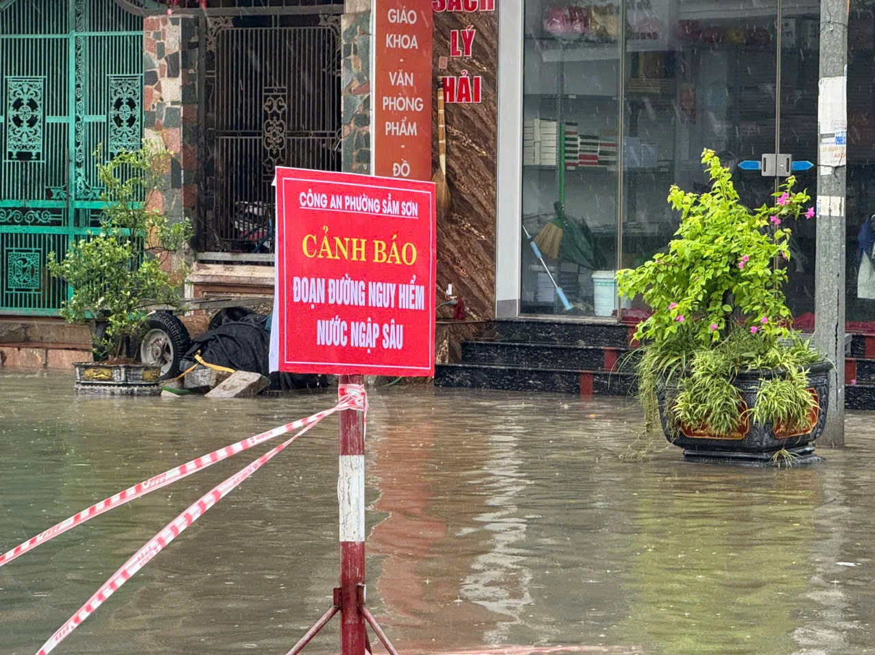 ប៉ូលីស Sam Son Ward បានដាក់សញ្ញានិងការព្រមានចរាចរណ៍សម្រាប់តំបន់លិចទឹក។