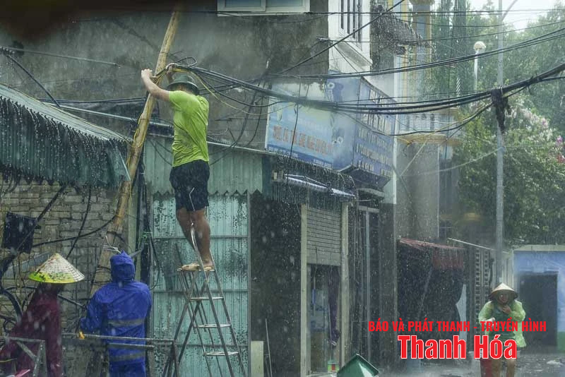 តំបន់សមុទ្រ Thanh Hoa ចាប់ផ្តើមមានភ្លៀងធ្លាក់ខ្លាំង និងខ្យល់បក់ខ្លាំង មុនពេលព្យុះទី 5 បោកបក់មកលើដី
