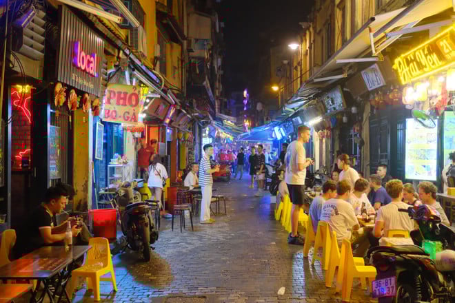 3-cac-quan-nhau-pho-ta-hien-tap-nap-nguoi-theo-doi-tran-mo-man-euro-2024-8956.jpg