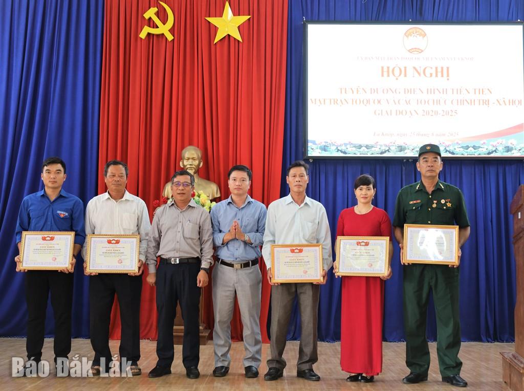 Ea Knop Commune commends typical advanced models of the Fatherland Front and socio-political organizations in the period 2020 - 2025