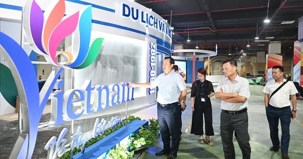 Director Nguyen Trung Khanh inspects the preparation for the Cultural Tourism exhibition at the A80 Exhibition