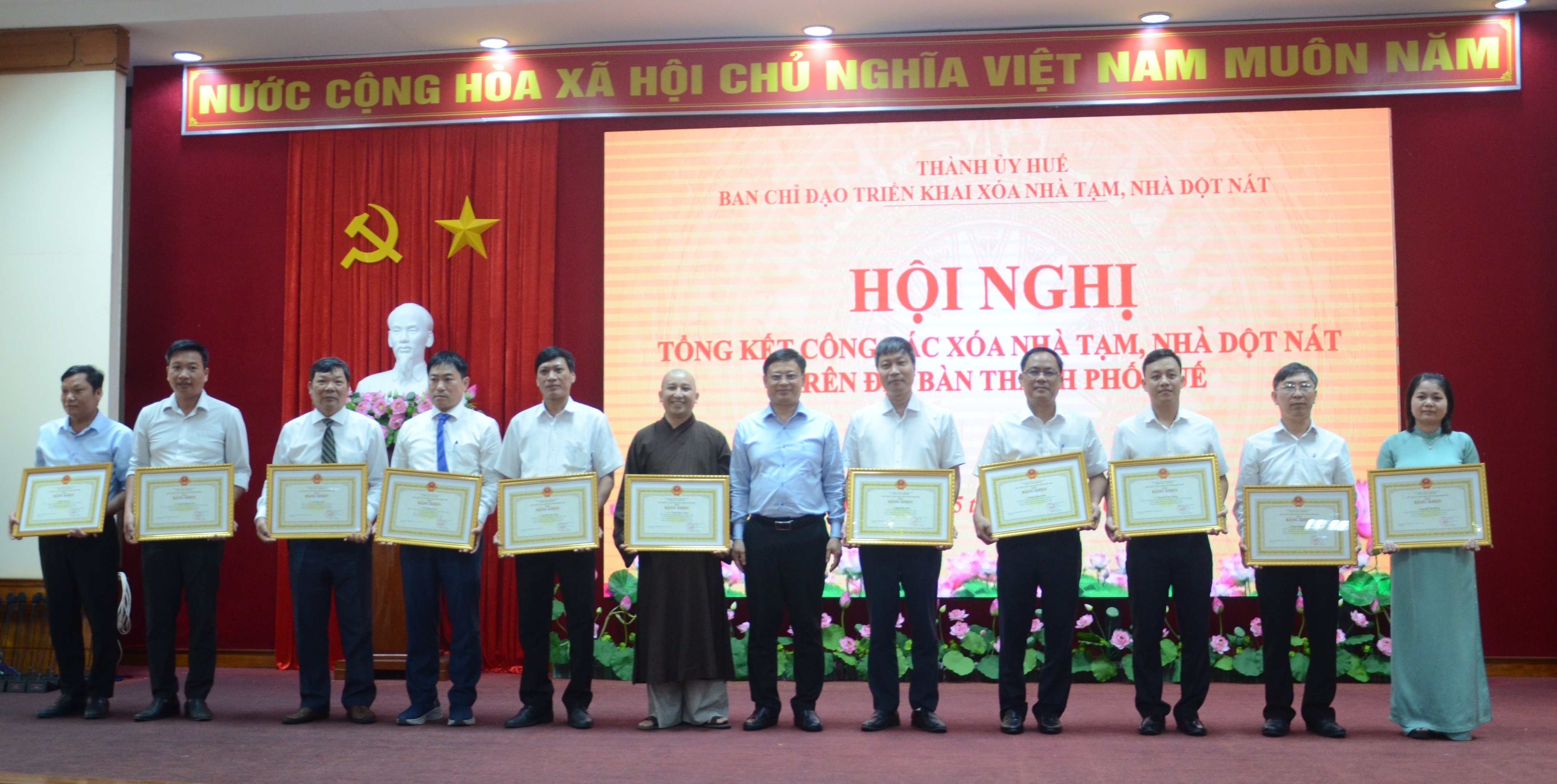 Die Stadt Hue hat ihren Plan zur Beseitigung provisorischer und baufälliger Häuser zu 100 % abgeschlossen