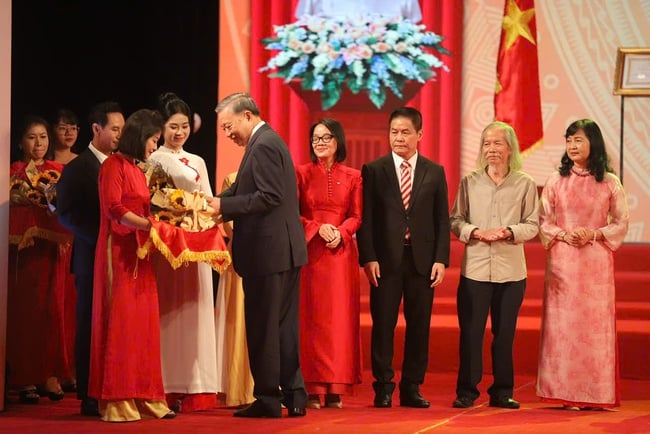 Bộ VHTTDL: Công tác thi đua, xét khen thưởng đi vào thực chất, đúng thành tích, đúng việc, đúng người và kịp thời - Ảnh 1.
