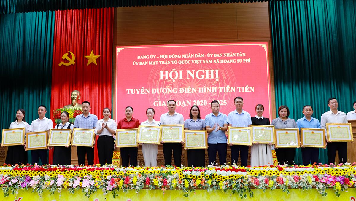 Lãnh đạo xã Hoàng Su Phì đã tặng giấp khen cho các cá nhân điển hình tiên tiến.