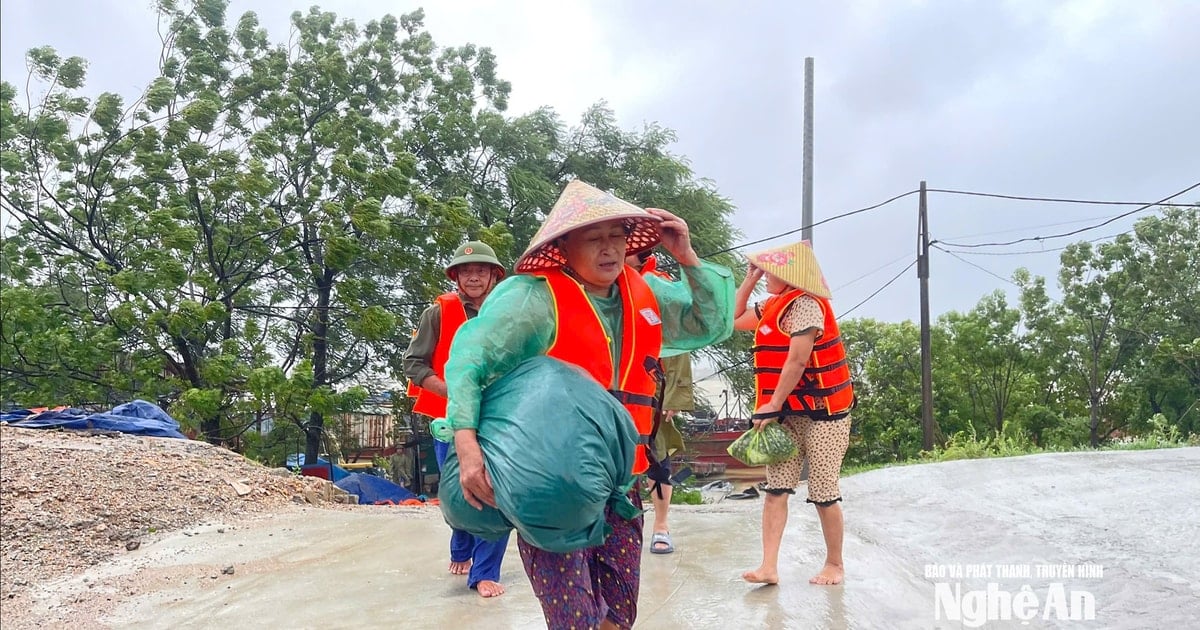 ជួយសង្គ្រោះទាន់ពេលវេលា អ្នកនេសាទ៥នាក់ ដែលជាប់ក្នុងទឹកជំនន់ទន្លេ Lam