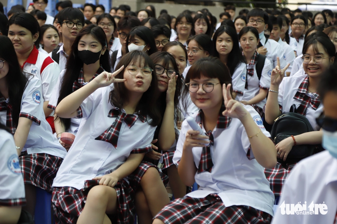 Sáng nay 25-8, học sinh TP.HCM háo hức tựu trường - Ảnh 8.