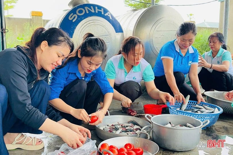 Các cô giáo Trường Mầm non Kỳ Nam, đoàn viên thanh niên, Hội LHPN phường Hoành Sơn chuẩn bị bữa ăn phục vụ cho những gia đình TDP Minh Đức đang sơ tán do ảnh hưởng bão số 5.