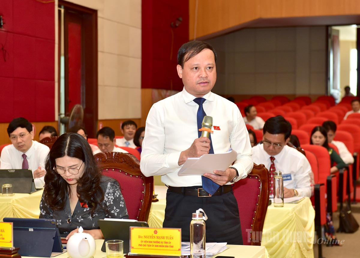 นายเหงียน มานห์ ตวน รองประธานคณะกรรมการประชาชนจังหวัดถาวร กล่าวในการประชุมหารือ