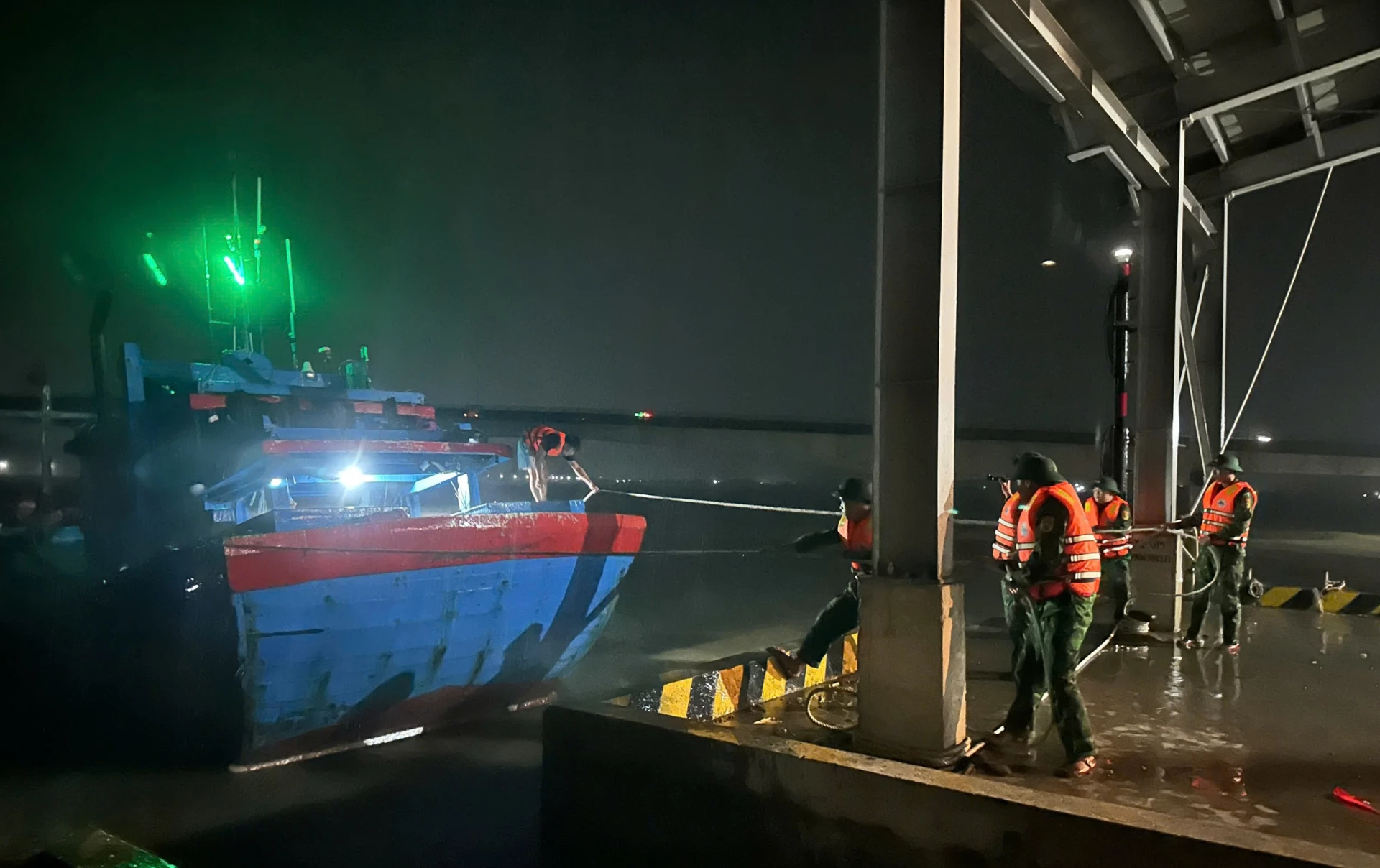 Timely rescue of fishing boat that broke anchor at night while taking shelter from storm at Cua Tung