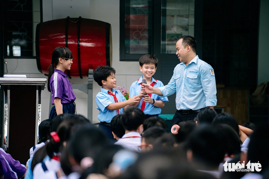Sáng nay 25-8, học sinh TP.HCM háo hức tựu trường - Ảnh 3.
