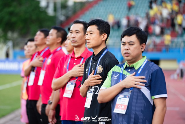 Thầy ngoại ở V-League: HLV Tây Ban Nha trên đỉnh, trợ lý ông Kim... dưới đáy  - Ảnh 3.