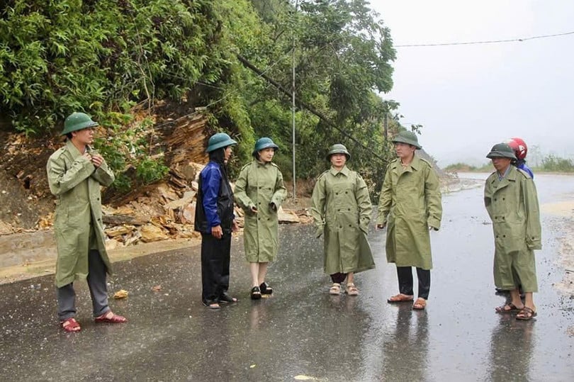 Ngay khi nắm bắt tình hình, lãnh đạo xã Vũ Quang đã trực tiếp có mặt tại hiện trường, khẩn trương chỉ đạo các lực lượng chức năng xây dựng phương án di dời và đảm bảo an toàn tối đa cho người dân trong vùng sạt lở.