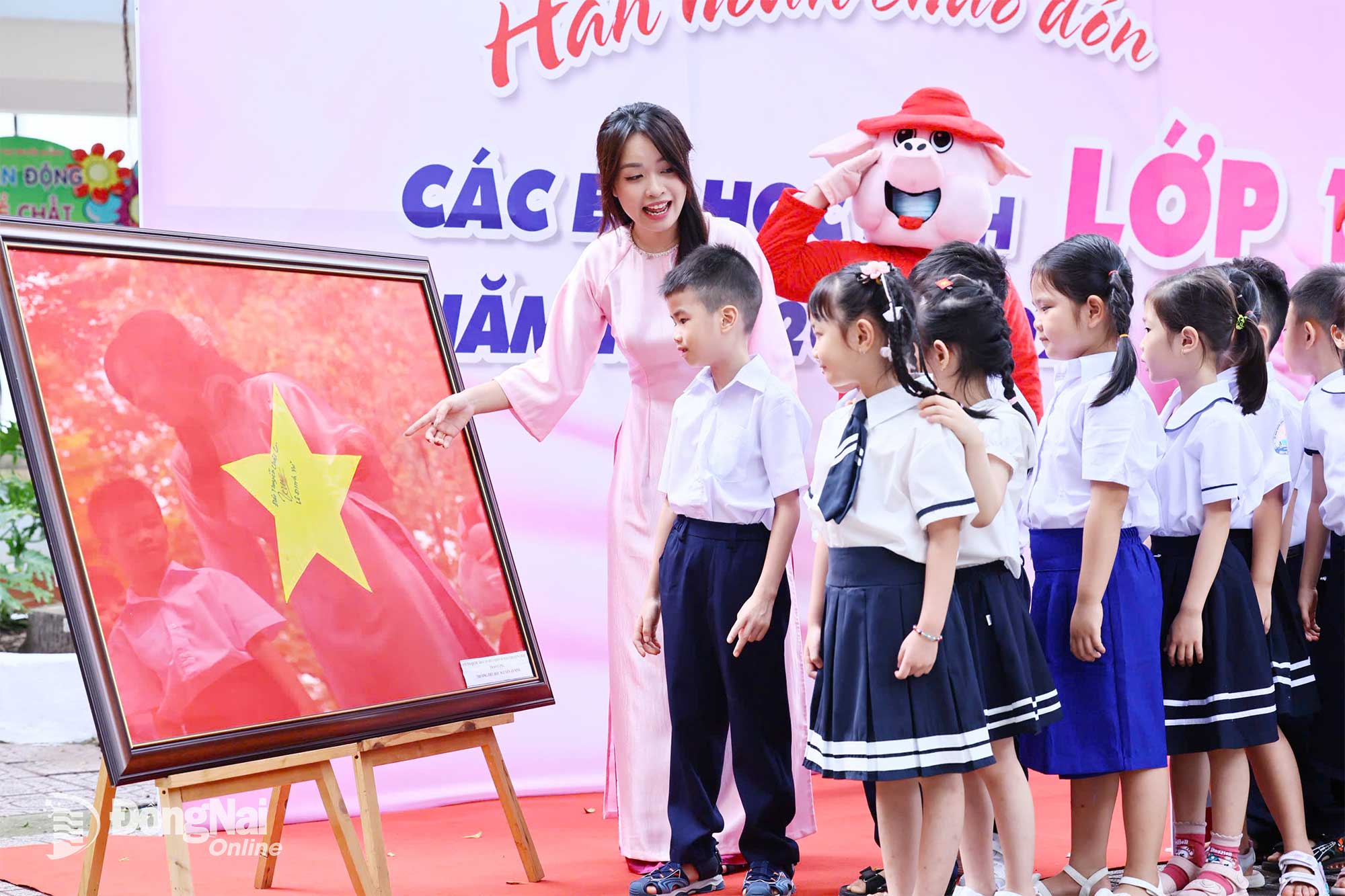 គ្រូបង្រៀនតាមផ្ទះណែនាំដល់សិស្សនូវទង់ជាតិដែលបានយកមកពី Truong Sa ជាទីស្រឡាញ់។ រូបថត៖ Cong Nghia