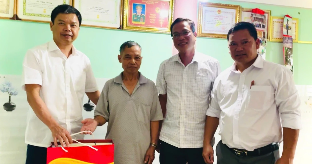 អនុប្រធានគណៈកម្មាធិការប្រជាជនខេត្ត Nguyen Huu Que បានទៅសួរសុខទុក្ខ និងជូនអំណោយដល់គ្រួសារគោលនយោបាយ