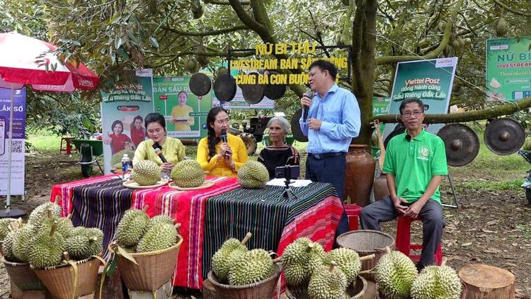 លេខាធិការ​ស្ត្រី​ផ្សាយ​ផ្ទាល់​លក់​ទុរេន​ជាមួយ​អ្នក​ភូមិ