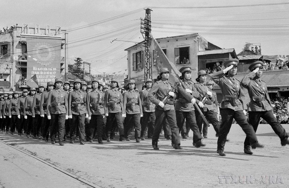 Các khối diễu hành trên các tuyến phố của Thủ đô trong sáng 2/9/1975. (Ảnh: TTXVN)